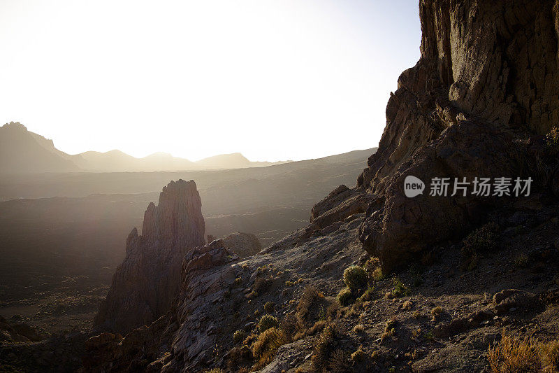 西班牙加那利群岛特内里费岛泰德国家公园(Teide National Park) Roques de García观看的乌卡诺和大教堂。